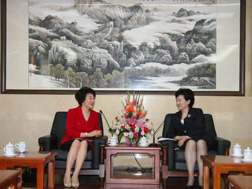 The Deputy Director of the Hong Kong and Macao Affairs Office of the State Council, Ms Hua Jian (right), exchanges views with the Chairperson of the Women's Commission, Ms Sophia Kao.